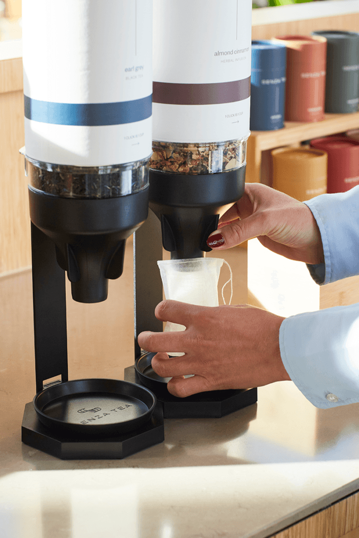 Dispenser + zakje in use Dispenser zakje in use e1732275526949